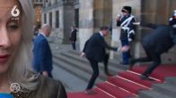 Geert Wilders struikelt bij binnengaan Koninklijk Paleis
