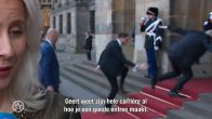 Geert Wilders struikelt bij binnenkomst Koninklijk Paleis