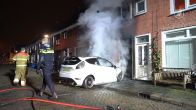 Auto in brand knalt tegen woonhuis, enorme schade aan gevel