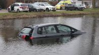Vrouwen springen in ijskoud water om oudere man te redden uit auto