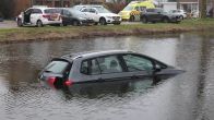 Vrouwen springen in ijskoud water om oudere man uit auto te redden