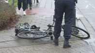 Twee fietsers geschept door auto in Zevenbergen: één zwaargewond
