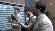 De bel gaat, krijg je opeens een Italiaanse serenade