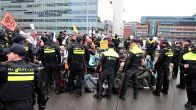 Klimaatactivisten blokkeren A10 bij Amsterdam