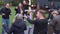 Moraima en Sylvia zwaaien de loods uit!