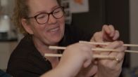 Sushi eten met stokjes gaat mis