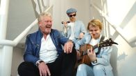 Tributeband Mr. Jones & Just In Case met een akoestische versie van She's A Lady