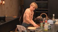 El Che gaat voor een shirtless afwas!
