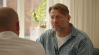 Pieter hoort via de radio dat zijn toekomst is verkocht: 