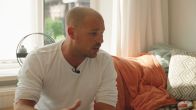 Dennis confronteert Pieter’s vader: heeft Pieter ‘moordenaar’ op zijn gevel gekalkt?