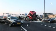Vrachtwagen op A2 verliest betonplaten na ongeluk