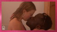 Danoe verklaart zijn liefde aan Sam in de jacuzzi: 