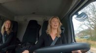 Greetje krijgt eerste rijles in de vrachtwagen!