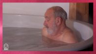 Sonja spuit Bruno nat in de hottub