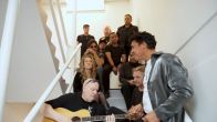 The Richie Experience speelt My Destiny akoestisch in ons trappenhuis