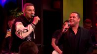 Lange Frans en John West zorgen voor sfeer in commercialbreak van De Oranjezondag met 'Lekkerding'
