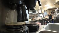 Dit Amsterdamse café houdt koffie betaalbaar terwijl prijzen exploderen