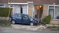 Auto knalt tegen woning in Heerhugowaard