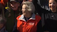 Prinses Beatrix doet klusjes voor NLdoet in Utrecht