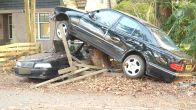 Bizar ongeluk in Wijster: auto landt op dak van andere auto