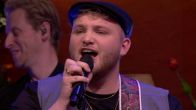 Lars van Bokhoven zingt 'Bloed, zweet en tranen' tijdens de commercialbreak van De Oranjezondag