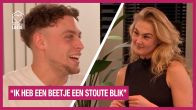 Naomi verrast Almar met kalender... waar ze zelf instaat!
