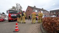 Vrouw maakt vuur in tuin en gooit met messen als politie komt