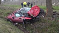 Superluxe en peperdure sportauto in de prak bij eenzijdig ongeval Emmen