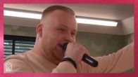 Yvonne's date Dimi zingt zijn zelfgeschreven lied!