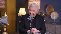 René valt in toilet voor show