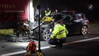 Zwaar ongeluk op A28, auto schuift onder vrachtwagen na botsing