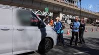 Busje rijdt door menigte betogers XR tijdens demonstratie