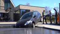 Drankrijder zonder rijbewijs rijdt met auto zwembad in