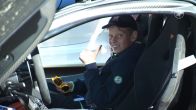 Zieke kinderen stralen in sportwagens tijdens Kids and Cars