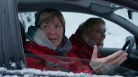 Sleutels van hun nieuwe woning… maar eerst de auto sneeuwvrij maken!