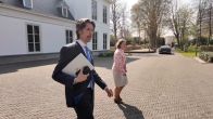 Faber loopt weg voor pers, beveiliger duwt journalist weg