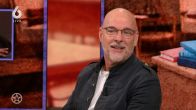 Rob Kamphues vertelt aan de Shownieuws-tafel over De Klassenavond