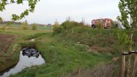 Auto belandt op zijn kop in sloot, inzittende overleden