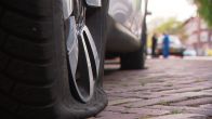 Bandenprikker steekt banden van tientallen auto's lek in Rotterdamse straat