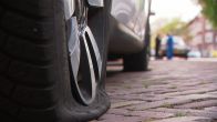 Bandenprikker steekt banden van tientallen auto's lek in Rotterdamse straat