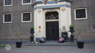 Mensen leggen bloemen bij De Librije