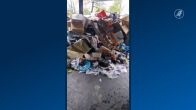 Enorme afvalberg drijft bewoners sloopflat Maassluis tot wanhoop