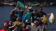 Vrijwilliger vissen troep uit water na geslaagd Koningsdagfeestje