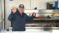Verwoeste viskraam van 82-jarige Cees na meer dan een jaar weer open