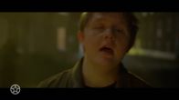 Lewis Capaldi maakt opvallende comeback na gezondheidsproblemen.
