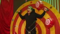 Doodsangst: Brace slingert messen naar hoofd van Thomas Berge!