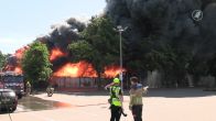 Enorme zwarte rookwolken bij brand Horst