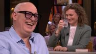 Renske Leijten neemt strategisch een slok water tijdens ordinair gesprek aan Vandaag Inside-tafel