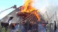 Grote brand in boerderij in Dirkshorn, rook trekt over N245
