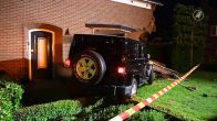 Auto ramt gevel van woning in Nieuwedijk, Budel